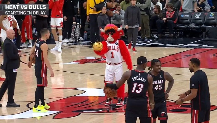 希罗和公牛吉祥物比赛半场背投 后者一击命中让希罗“临阵退缩”